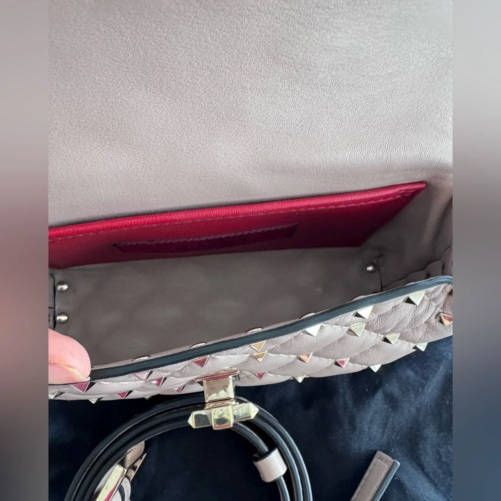 Authentic Valentino Like New Rockstud Bag in Poudre Leather, with Receipt - Picture 3 of 4